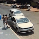 Em choque, mulher é retirada de Uno após passar mal e capotar veículo
