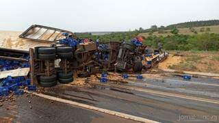 As cargas se somaram às ferragens e bloquearam a pista completamente. (Foto: Jornal da Nova)