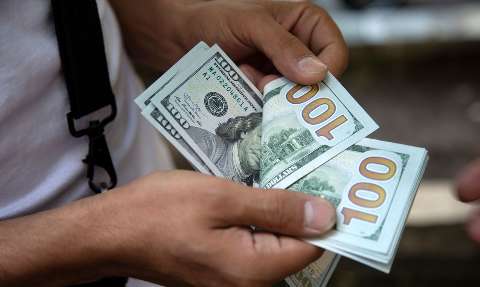 Dólar tem maior queda em três semanas e fecha abaixo de R$ 5,40