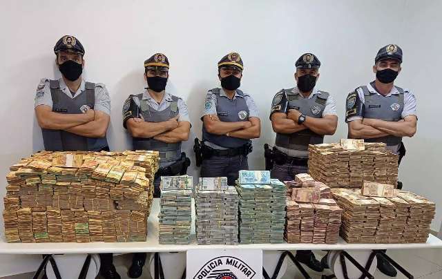 Pol&iacute;cia paulista encontra quase R$ 12 milh&otilde;es em carreta com placas de MS