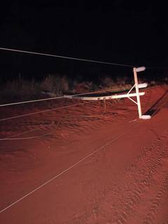 Poste caído na zona rural. (Foto: Divulgação)