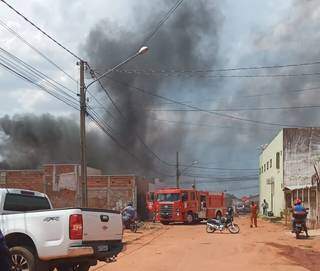 Fumaça preta se espalhou pela cidade durante incêndio em barracão. (Foto: Rio Pardo News)