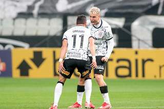 Giuliano e Róger Guedes comemoram gol marcado em jogo da rodada passada. (Foto: Corinthians/Divulgação)