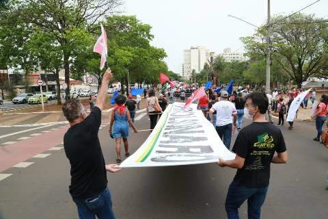 Manifestantes percorrem ruas do centro contra governo e por mais emprego