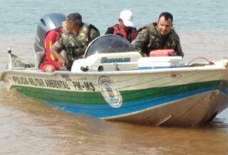 Equipe da PMA e Bombeiros realizando buscas no Rio Paraná. (Foto: Cenário MS)