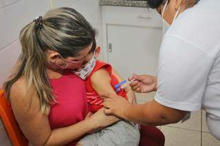 Menino recebe dose de vacina na UBS de Agosto. (Foto: Paulo Francis)