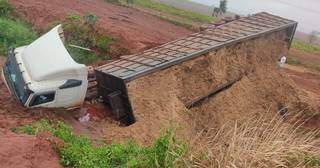 Carreta foi parar em vala ao lado de rodovia federal. (Foto: Jornal da Nova)