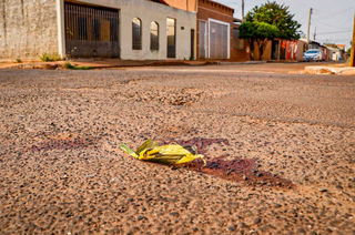 Vestígios do crime no meio da Rua Jose Gilberto Abuassan que aconteceu em setembro de 2020 (Foto: Henrique Kawaminami)