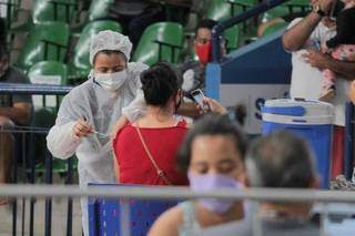 Vacinação contra a covid-19 no Estádio Guanandizão. (Foto: Marcos Maluf)