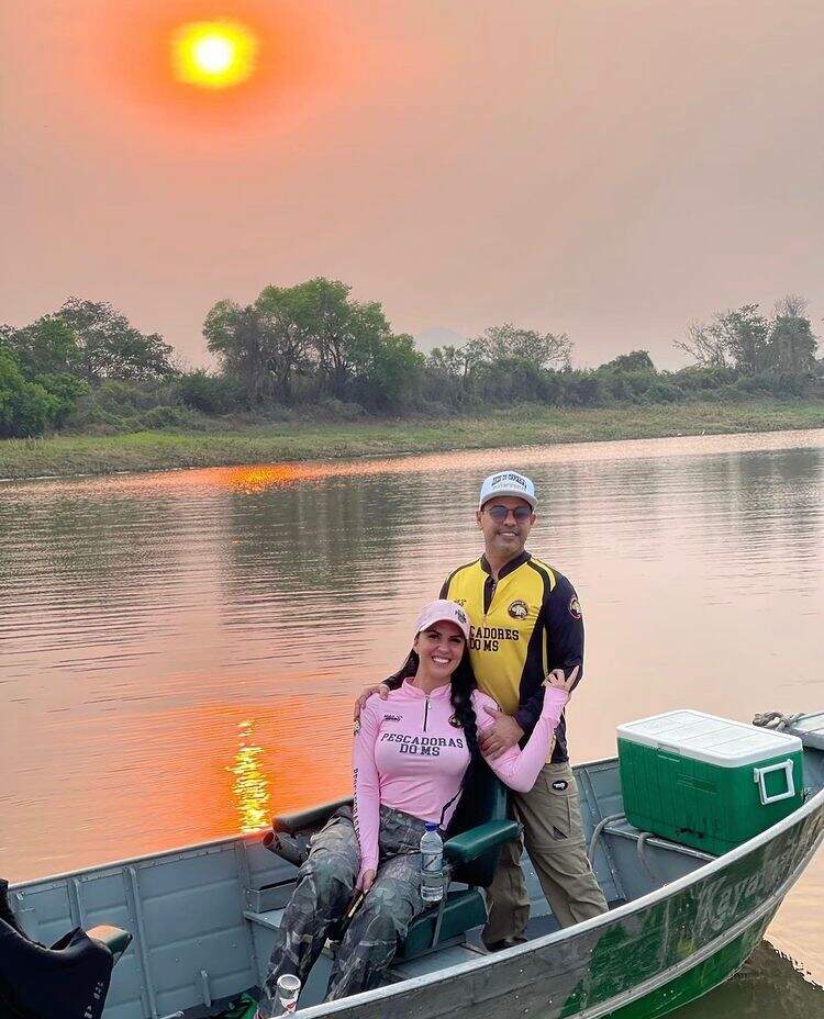 Zéze de Camargo e Graciela Lacerda pescando no Pantanal sul-mato-grossense. (Foto: Reprodução rede social)
