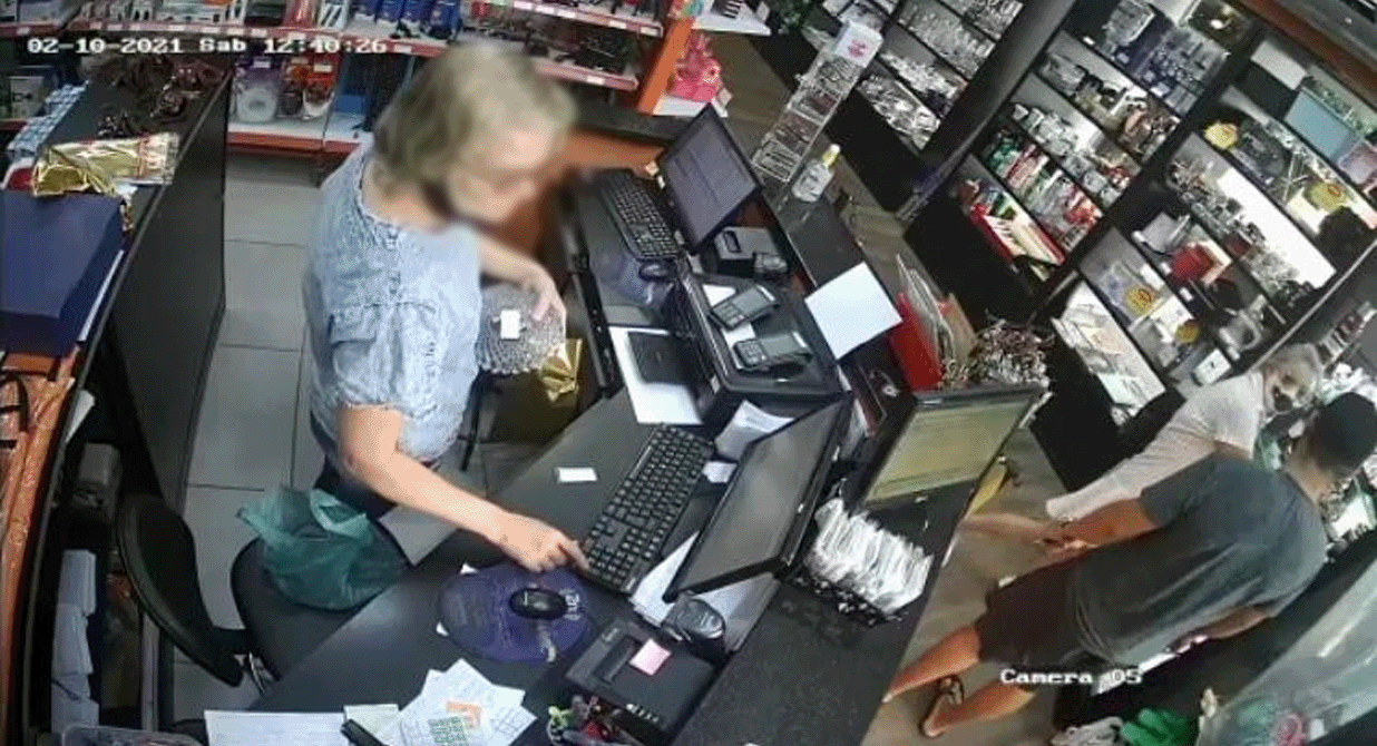 Câmeras flagram idosa furtando copo térmico de R$ 280