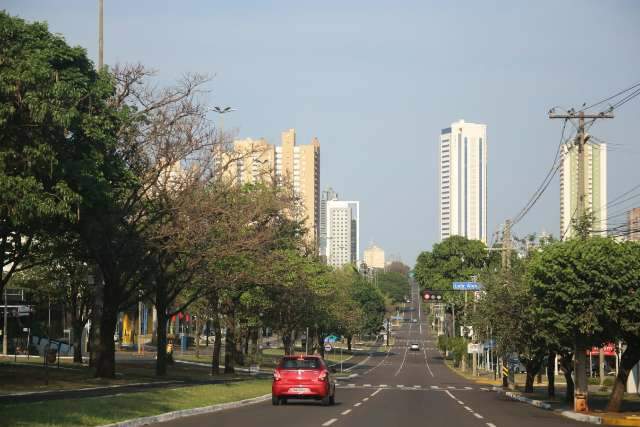 Domingo tem alerta de tempestade e term&ocirc;metros marcando 40&deg;C em MS