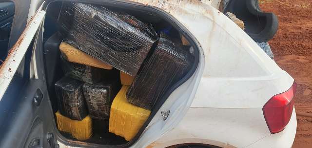 Preso do semiaberto tenta fugir da pol&iacute;cia, capota carro e &eacute; preso com maconha