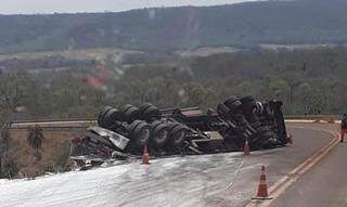 Carreta ficou pendurada em penhasco e carga espalhada na rodovia (Foto: Jardim MS News)