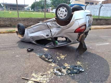 Carro capota a caminho de aniversário e espalha bolo e salpicão em cruzamento