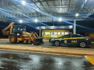 Homem &eacute; flagrado em rodovia de MS com retroescavadeira furtada