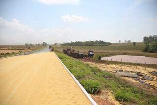 Cerca de 25 toneladas de milho se espalharam pela MS-040. (Foto: Paulo Francis)