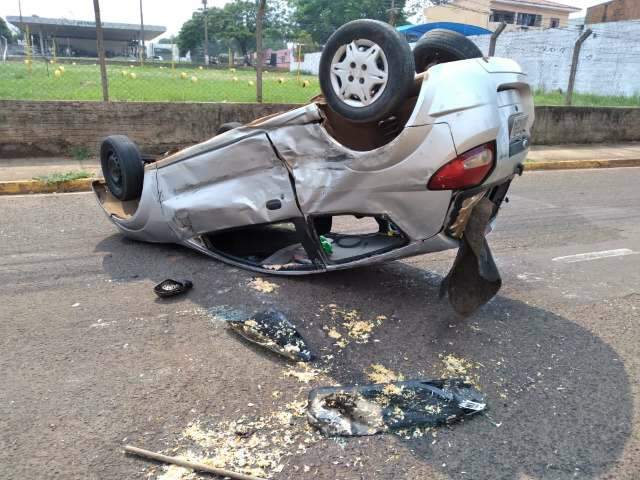 Carro capota a caminho de anivers&aacute;rio e espalha bolo e salpic&atilde;o em cruzamento