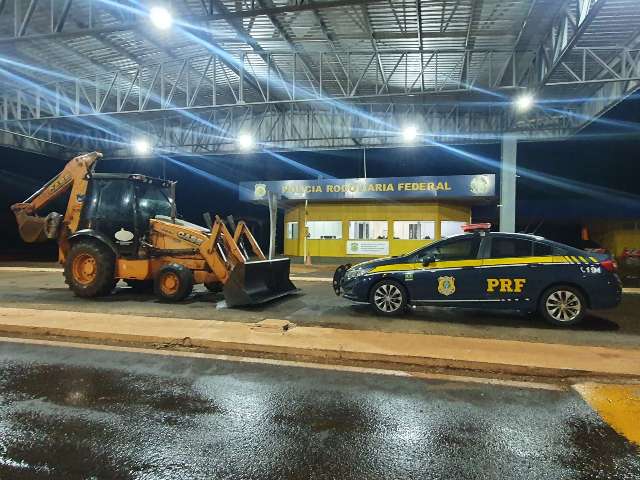 Homem &eacute; flagrado em rodovia de MS com retroescavadeira furtada