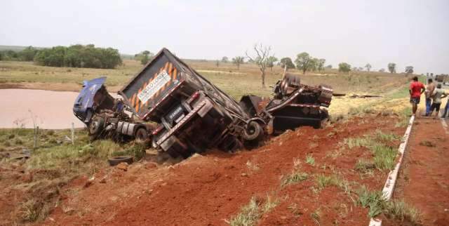Colis&atilde;o entre carretas acaba com ve&iacute;culo contorcido e 25 t de milho na rodovia