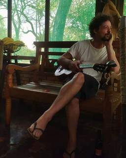 Chico Teixeira segurando o violão que recuperou de Almir Sater. (Foto: Reprodução Redes Sociais)