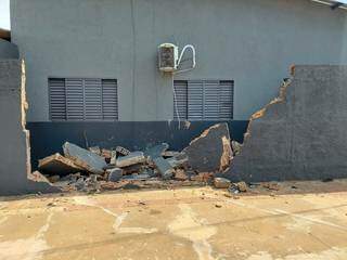 Com impacto da batida, muro da casa ficou destruído (Foto: Aletheya Alves)