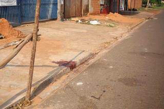 Sangue de rapaz atingido por tiros permanece na Avenida Ezequiel Ferreira Lima. (Foto: Paulo Francis)
