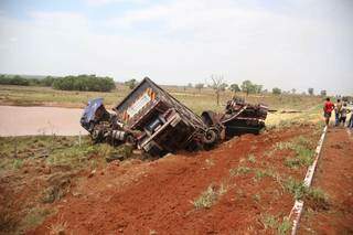 Carreta com rodo caçamba ficou completamente destruída após colisão. (Foto: Paulo Francis)