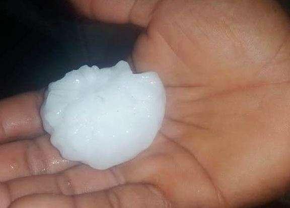 Temporal com granizo destr&oacute;i planta&ccedil;&otilde;es e destelha casas em assentamento 