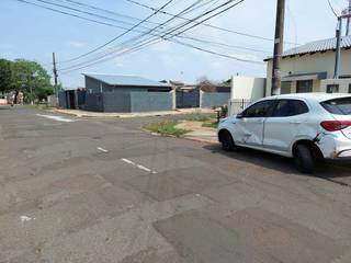 Distância entre Fiat Argo e casa que teve muro destruído (Foto: Aletheya Alves)