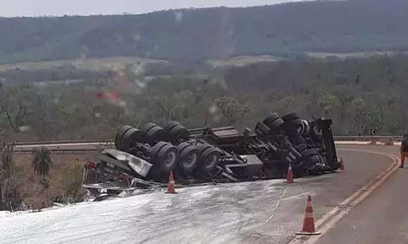 Após falha no freio, carreta tomba e fica pendurada em penhasco