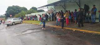 Eleitores na fila para votação na escola municipal em Paranhos (Foto: Vilmar Leão)