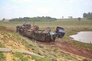 Carreta capotou após colidir com outro veículo e ficou às margens da pista. (Foto: Paulo Francis)