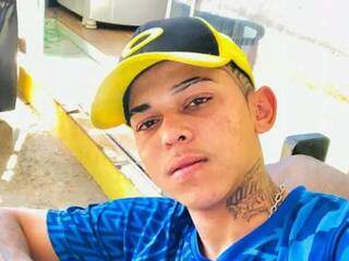 Andrade de Oliveira, de 20 anos, morreu durante a madruga deste domingo (3). (Foto: Redes sociais)
