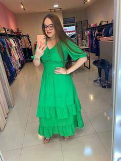 Natália Lourenço é proprietária que escolhe a dedo cada modelo de vestido e roupas da loja. (Foto: Divulgação)