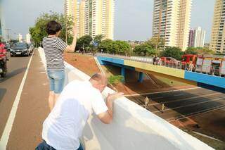 Rapaz tenta se jogar de viaduto, bombeiros param tr&acirc;nsito e conseguem resgat&aacute;-lo