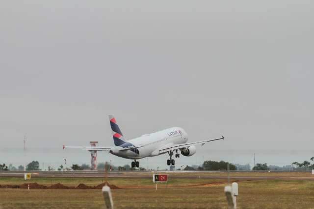 Com c&eacute;u encoberto, aeroporto opera com instrumentos, mas sem voos atrasados