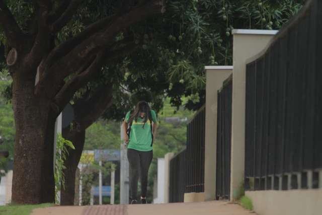 Sa&uacute;de quer levar vacinas contra covid a adolescentes em escolas de MS