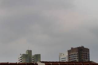 Imagem do céu nublado, no início desta tarde, em Campo Grande. (Foto: Marcos Maluf)