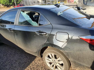 Marcas de tiro em Toyota Corolla que parlamentar federal viajava; foto foi divulgada na rede social dele, no dia do suposto atentado. (Foto: Assessoria Loester Trutis/Divulgação)