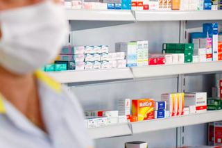 Estoque de farmácia na Capital, com embalagens vermelhas de cloroquina, entre outros medicamentos na prateleira. (Foto: Henrique Kawaminami/Arquivo)