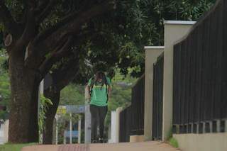Aluna vai à escola estadual em Mato Grosso do Sul; aulas voltaram 100% nesta segunda-feira. (Foto: Marcos Maluf)