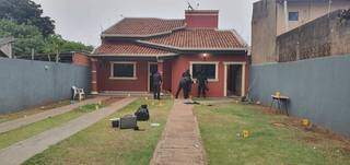 Policiais coletam provas no quintal de casa onde bandidos fizeram festa no sábado. (Foto: Divulgação)