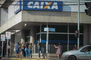 Beneficiários aguardam pagamento na fila de agência da Caixa Econômica Federal, no Centro (Foto: Marcos Maluf)