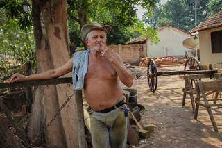 Zé Descamisado, como é conhecido em Piraputanga, com a camisa que nunca usa no ombro. (Foto: Marcos Maluf)