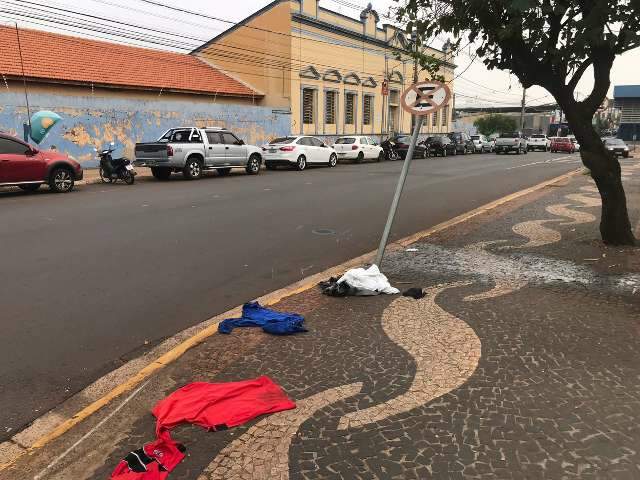 Entregador dorme, atinge placa e morre em frente ao Mercad&atilde;o