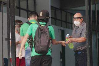 Estudantes têm mãos higienizadas, com álcool a 70%, uma das medidas preconizadas para reduzir danos, ainda existentes, da pandemia (Foto: Marcos Maluf/Arquivo)