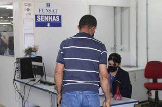 Trabalhador em busca de atendimento na seda da Funsat em Campo Grande (Foto: Marcos Maluf / arquivo)