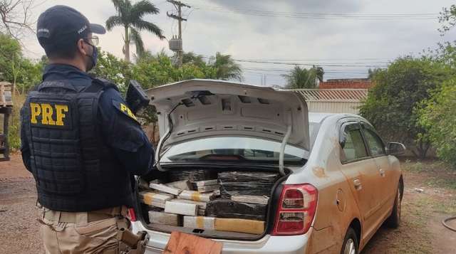 Com placas falsas da Capital, carro roubado &eacute; apreendido com 409 quilos de droga