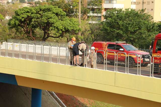 Rapaz tenta se jogar de viaduto, bombeiros param tr&acirc;nsito e conseguem resgat&aacute;-lo